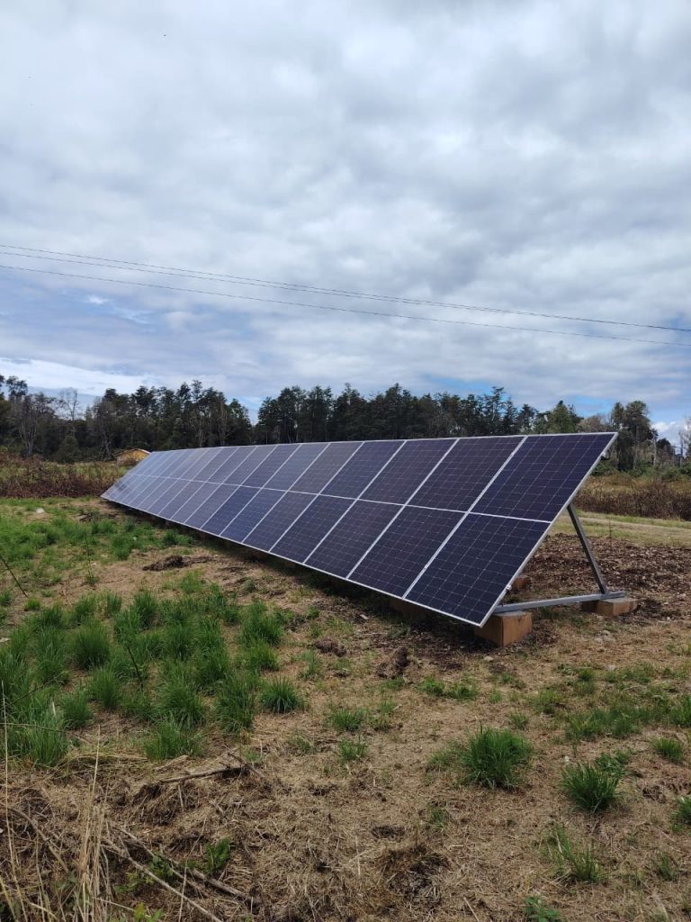 Paneles solares sobre estructura en terreno, instalación off grid de Solar Bosch en Rupanco