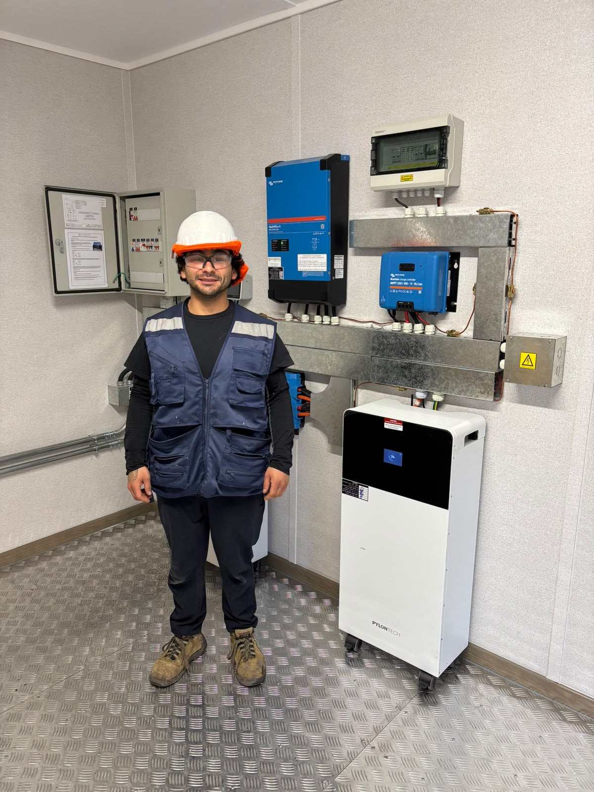 Integrante del equipo técnico junto a la instalación de El Salvador
