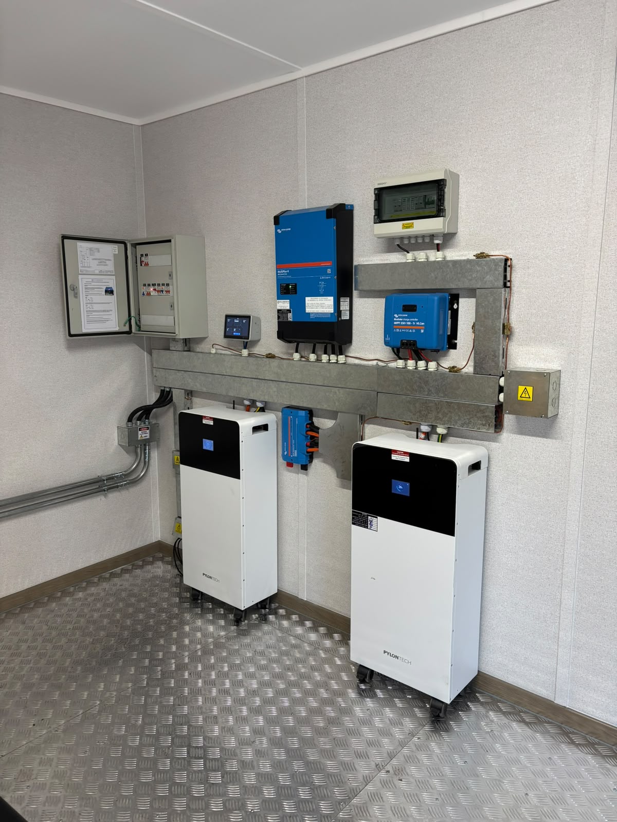 Equipos Victron y baterías instalados en El Salvador