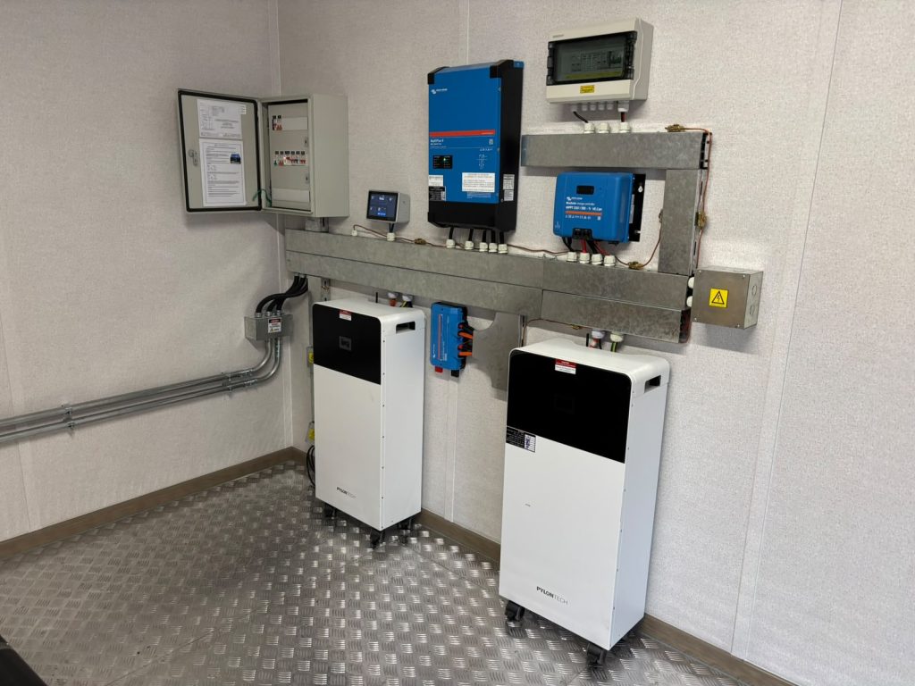 Sistema solar con baterías en Codelco El Salvador